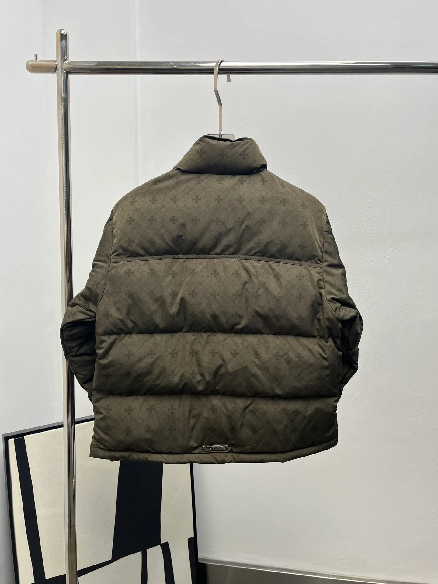 P1070 Chorme heart* 25Fw new autumn and winter cross print down jacket | Exclusive high-end version! The Chrome Hearts classic cross dark pattern is printed all over, which is low-key and has brand recognition. The black and white two-color suit different styles! The short silhouette + fluffy velvet can not only modify the body proportions, but also keep warm in winter; the stand-up collar design + metal snap placket, the details echo the dark luxury tone of the brand, and the metal pendant at the zipper is the finishing touch. It is an indispensable autumn and winter texture for fashionable people's wardrobe. Spot sale SML